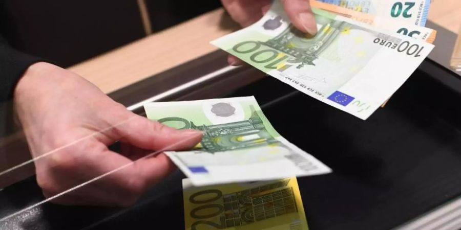 Der BGH hält Extragebühren fürs Geldabheben für zulässig. Allerdings dürfen die Kosten nicht zu hoch ausfallen. Foto: Angelika Warmuth