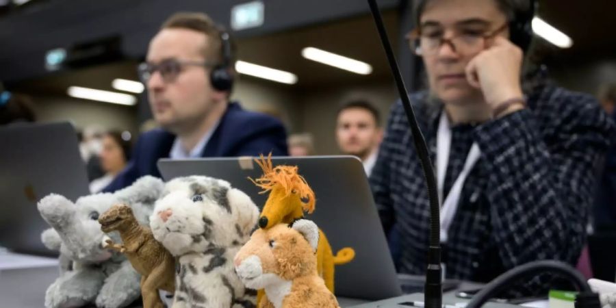 Delegierte mit Plüschtieren bei  Cites-Konferenz in Genf