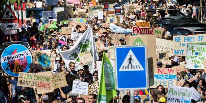 Zum Abschluss der Klimakonferenz in Lausanne gingen die rund 400 Teilnehmer mit lokalen Klimaschützern zusammen auf die Strasse. Klimaaktivisten Lausanne
