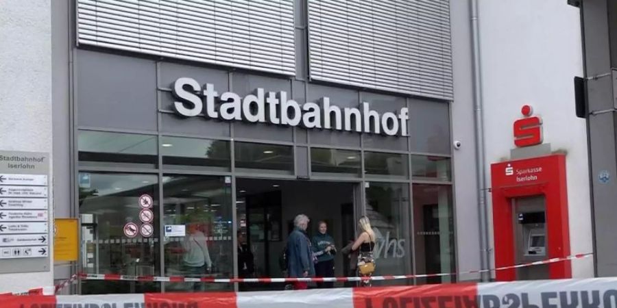 Der Zugang zum Stadtbahnhof ist mit einem Absperrband der Polizei abgeriegelt. Foto: Markus Klümper/visual inform