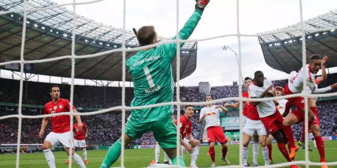 Bayern-Torwart Manuel Neuer liess die Leipziger mit seinen starken Paraden verzweifeln. Foto: Christian Charisius Bayern-Torwart Manuel Neuer liess die Leipziger mit seinen starken Paraden verzweifeln. Foto: Christian Charisius
