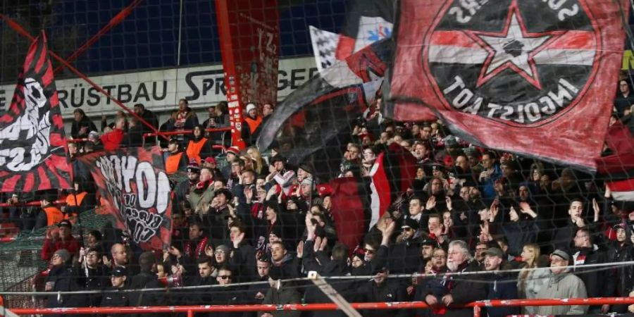 Fans von Ingolstadt sind nach dem Relegationshinspiel auf der Heimreise Opfer einer Attacke geworden. Foto: Andreas Gora/dpa/Archiv