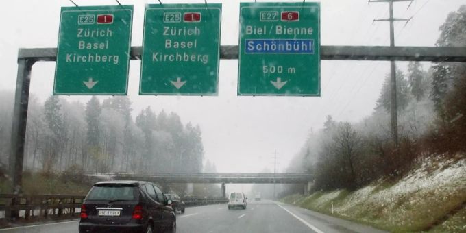 Mehrere Autos fahren auf der A1 auf die Verzweigung Schönbühl zu. Schönbühl A1