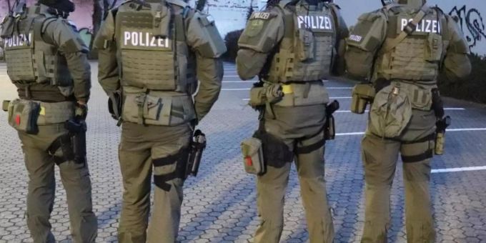 Ein älteres Ehepaar wurde Opfer einer Polizei-Razzia. (Symbolbild) Razzia in Bremen im Rahmen von Ermittlungen gegen einen kriminellen Clan. Foto: Polzei Bremen/Archiv