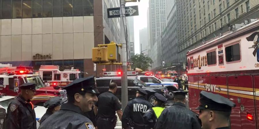 Polizei und Rettungskräfte sind in der Nähe des Unglücksorts im Zentrum Manhattans im Einsatz. Foto: Mark Lennihan/AP