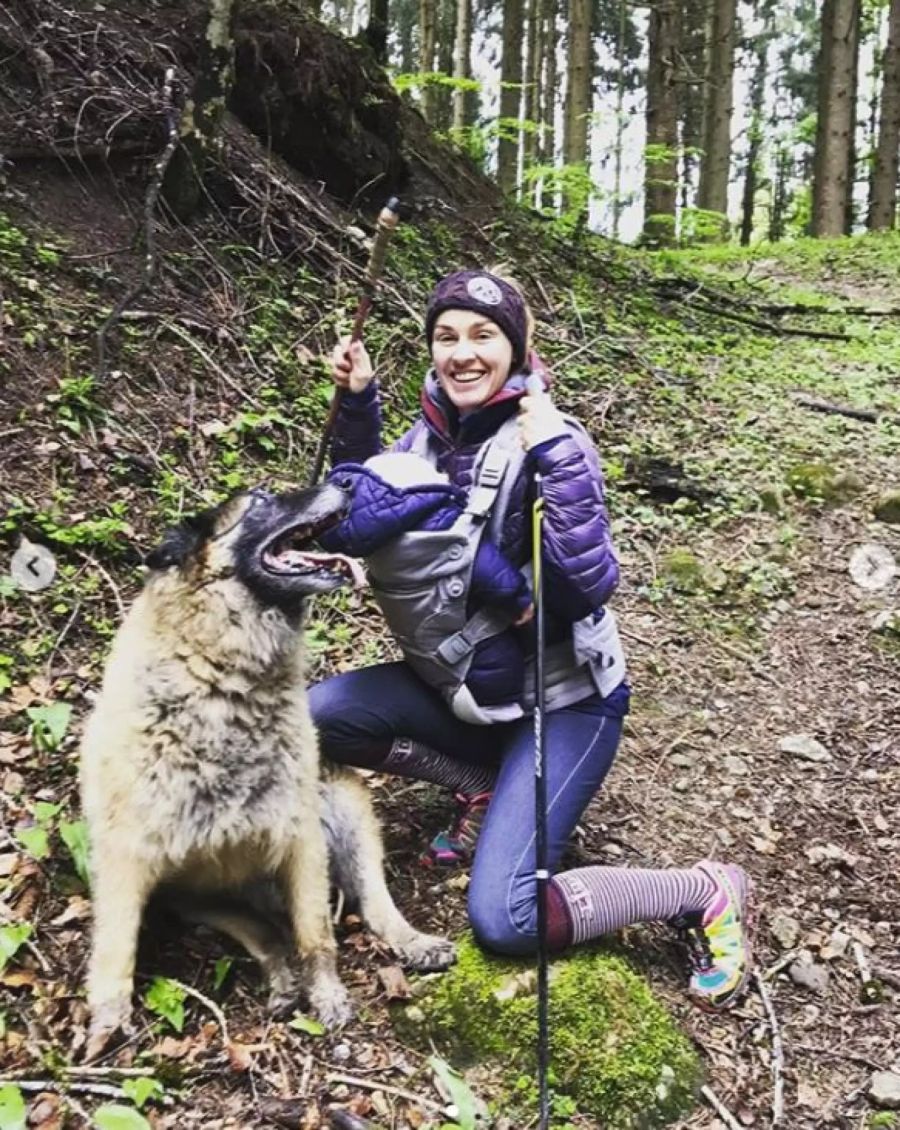 Auch ihr Hund Gino darf mit Töchterchen Lia im Wald mitwandern.