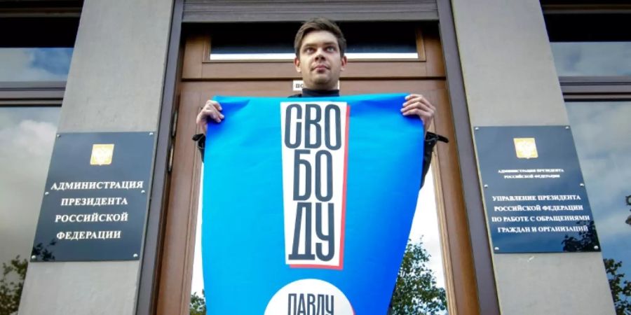 Demonstrant fordert «Freiheit für Pawel Ustinow»