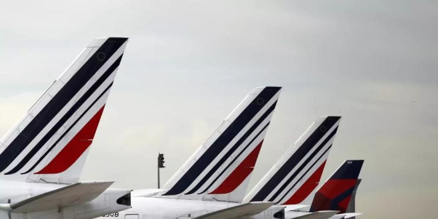 Flugzeuge der Air France. Die französische Fluggesellschaft erwägt eine Übernahme der Aigle Azur. Foto: Christophe Ena/AP