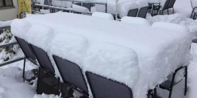 Am Freitag lagen in Tiefenbach im Kanton Uri auf einer Höhe von 2100 Metern rund 30cm Neuschnee. bergen neuschnee