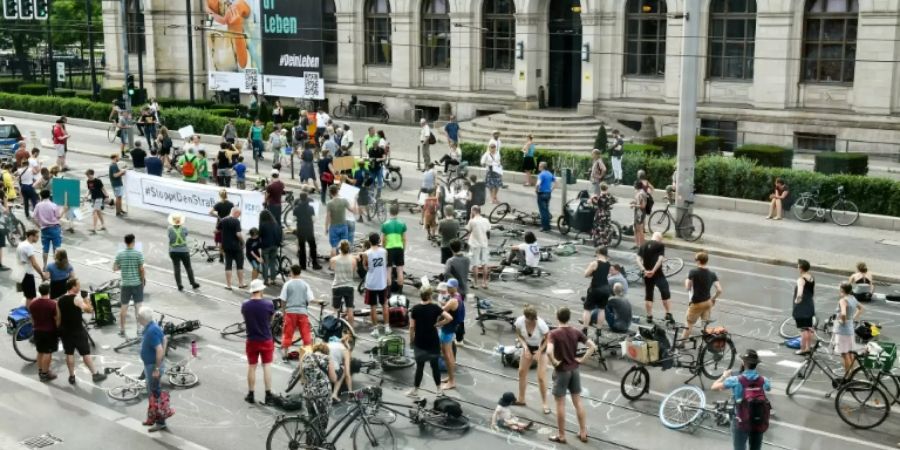 Demonstranten vor dem Bundesverkehrsministerium