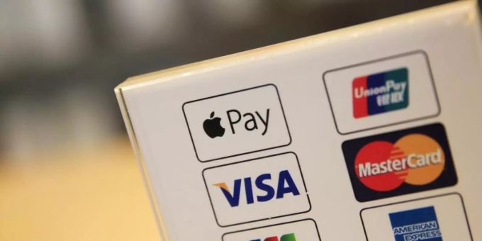 Apple Pay war Ende 2018 in Deutschland gestartet. Benutzer können im Laden mit dem Service wie mit einer Kreditkarte bezahlen. In der Schweiz hat sich Twint durchgesetzt. Apple Pay