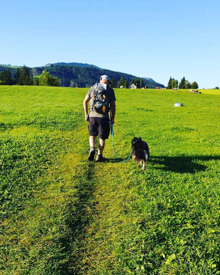 Bei der Wanderung darf der Hund natürlich nicht fehlen.