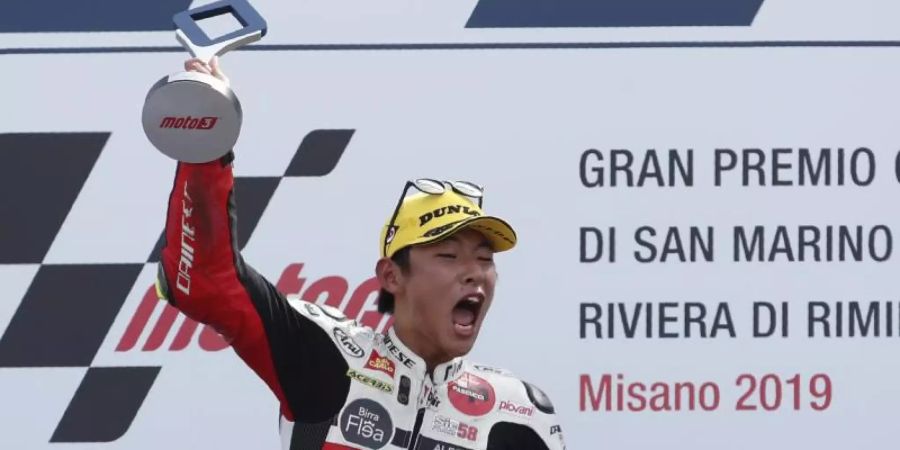 Tatsuki Suzuki aus Japan feiert seinen Sieg in San Marino. Foto: Antonio Calnni/AP