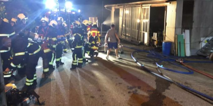 In Beinwil am See AG stand ein Firmengebäude in Brand. Die ortsansässige Feuerwehr rückte mit einem Grossaufgebot aus. Beinwil am See AG