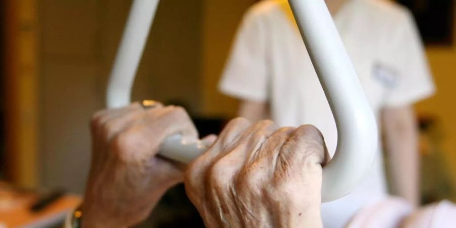 In der Alten- und Krankenpflege sind rund 1,6 Millionen Menschen beschäftigt, fast 40.000 Stellen sind unbesetzt. Foto: Angelika Warmuth