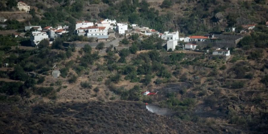 Hubschrauber beim Löscheinsatz auf Gran Canaria