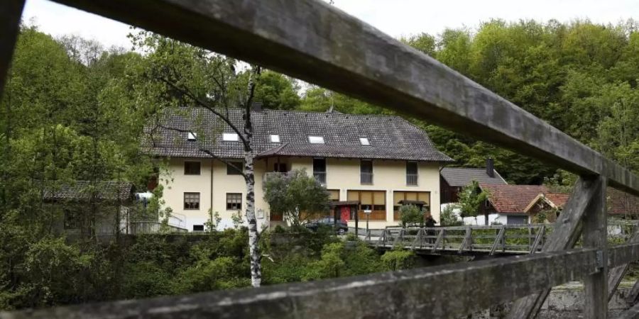 Blick auf die Pension, in der die drei Toten gefunden wurden. Foto: Matthias Schrader/AP/Archiv