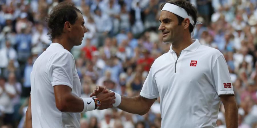 36. Wimbledon-Halbfinal gegen Rafael Nadal 2019 – Roger Federer reiht zwischen 2015 und 2019 unglaubliche sieben Siege gegen Rafael Nadal aneinander. Bis er im Halbfinal der French Open seine Grenzen auf Sand aufgezeigt bekommt. Nur einen Monat später stellt Federer aber bereits wieder klar, wie die Rangordnung abseits der roten Asche ist. Er besiegt Nadal im Wimbledon-Halbfinal 2019 mit 7:6, 1:6, 6:3 und 6:4.