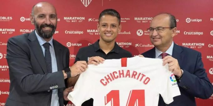 Javier «Chicharito» Hernandez (M) wird beim FC Sevilla präsentiert. Foto: ---/FC Sevilla Javier «Chicharito» Hernandez (M) wird beim FC Sevilla präsentiert. Foto: ---/FC Sevilla