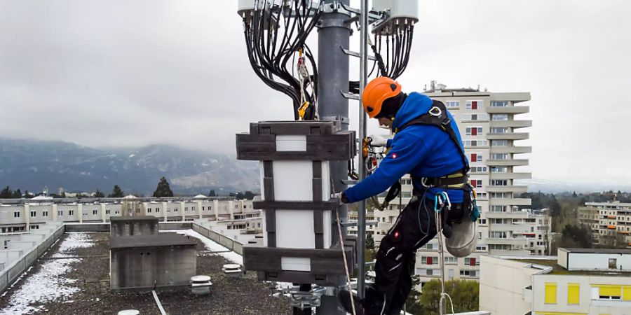 Ein Techniker installiert im April dieses Jahres auf einem Genfer Gebäude eine 5G-Antenne. (Archivbild)