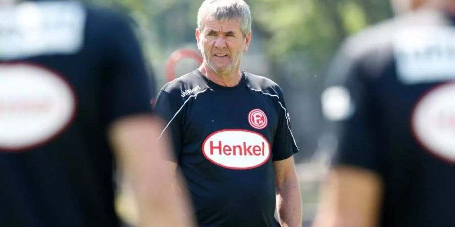 Trainer von Fortuna Düsseldorf leitet den Trainingsauftakt der Mannschaft. Foto: Roland Weihrauch