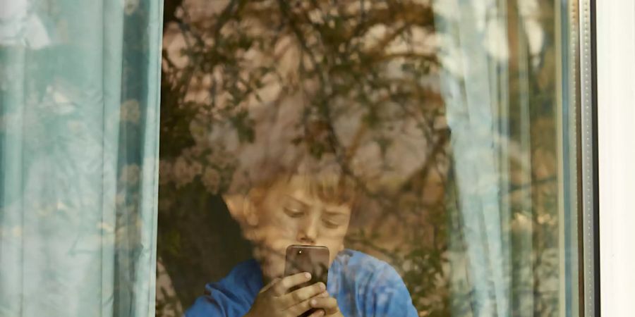 Junge sind mehr online als Erwachsene. Doch sie beschäftigen sich auch mehr mit der regen Internetnutzung. (Archivbild)