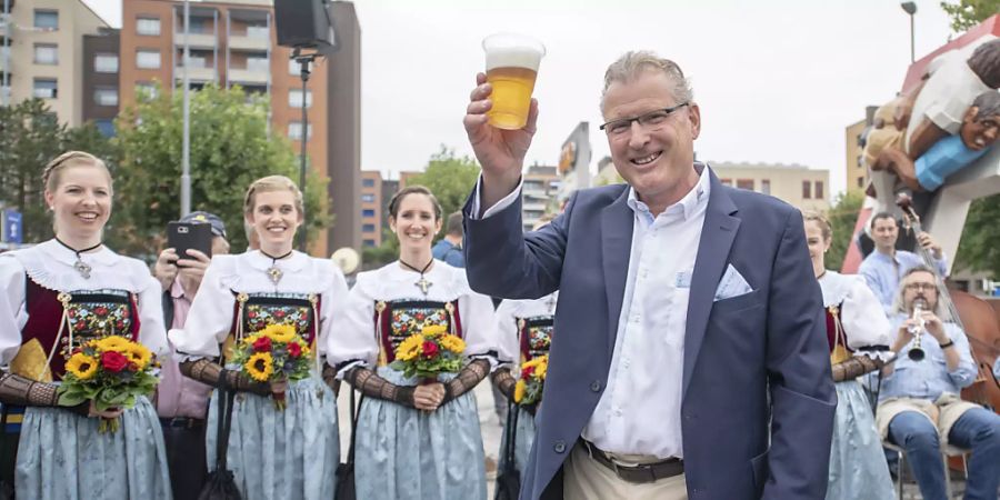 Heinz Tännler, OK-Präsident des Eidgenössischen Schwing- und Älplerfests in Zug, geniesst das erste Bier nach der offiziellen Eröffnung der «Schwingergasse.»