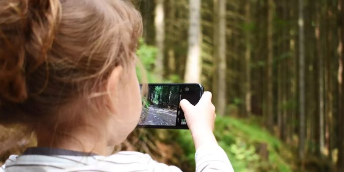 Bereits kleine Kinder verbringen viel Zeit mit den neuen Medien. Das hat auch Nachteile. Smartphone Kinder Entwicklung Handy