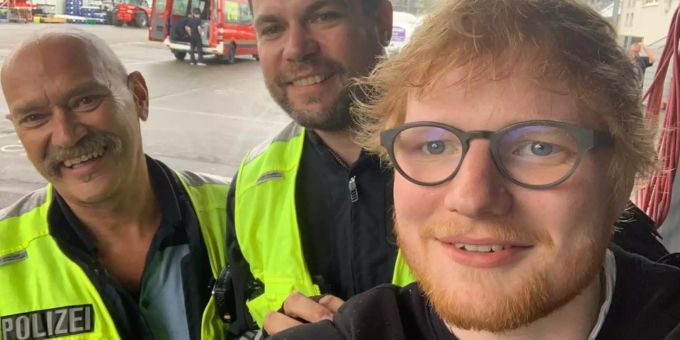 Ed Sheeran macht ein Selfie mit deutschen Polizisten Ed Sheeran