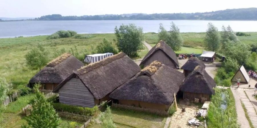 Blick von oben auf das Gelände der Wikingerhäuser von Haithabu. Foto: Carsten Rehder