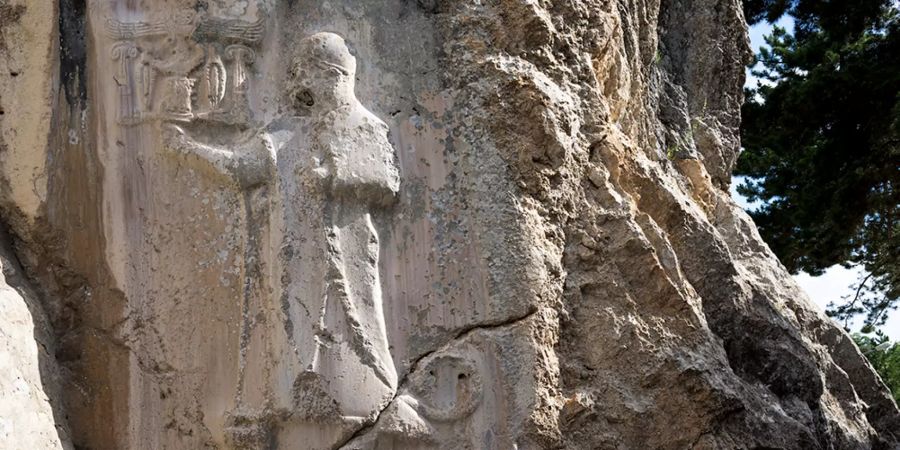 Das Relief des Königs Tuthalija IV. Unter seiner Regentschaft fand der letzte Ausbau der Tempelanlage von Yazilikaya statt. Das Relief wurde nur an wenigen Abenden des Jahres, zur Sommersonnenwende, von der Sonne beleuchtet. Bild: Luwian Studies