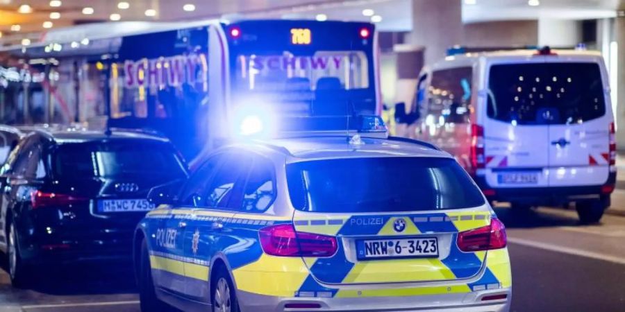 Polizisten am Tatort am Düsseldorfer Flughafen. Foto. Marcel Kusch Foto: Marcel Kusch