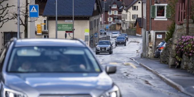 Durch das Dorf Gurtnellen fahren Autofahrer während des Osterstaus 2023. Dorf Gurtnellen