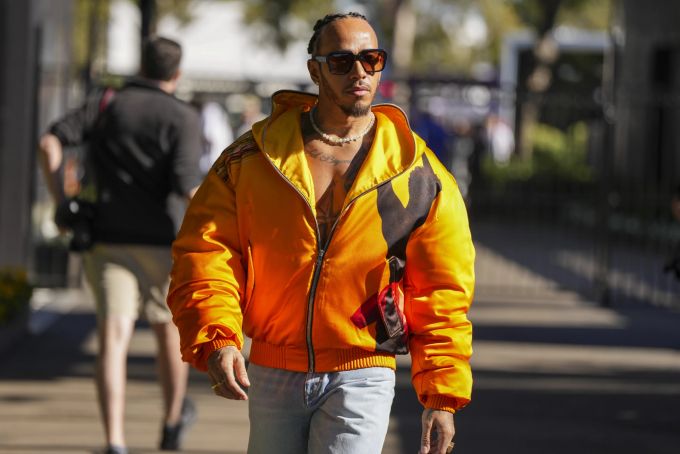 Lewis Hamilton bei der Ankunft im Fahrerlager zum Australien-GP der Formel 1. Lewis Hamilton Formel 1