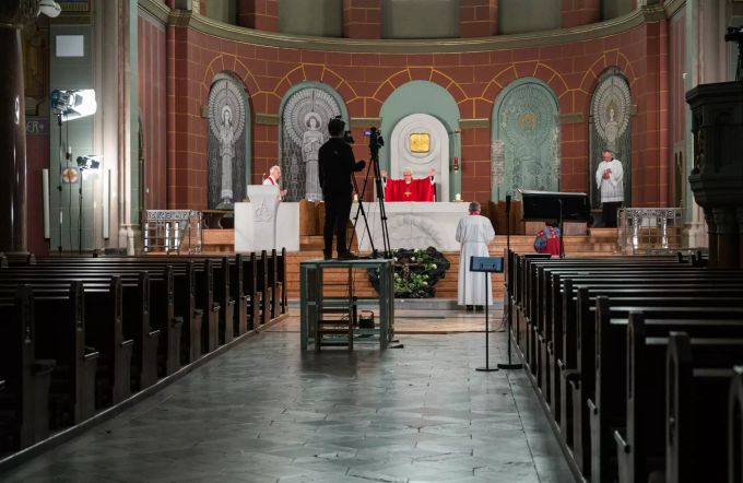 ARCHIV - 10.04.2020, Berlin: In der katholischen St.-Joseph-Kirche in Berlin-Wedding wird die Karfreitagsliturgie per Livestream übertragen. Die Gäste durften wegen des Coronavirus nicht anwesend sein. Coronavirus Ostern Angela Merkel