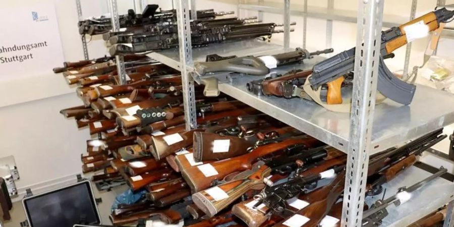 Ein Waffenarsenal mit 270 Waffen liegt in einer Kammer beim Zollfahndungsamt. Foto: Zollfahndungsamt Stuttgart/dpa