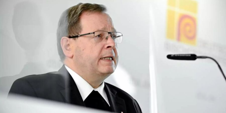 Georg Bätzing kritisiert das Segnungsverbot des Vatikans für homosexuelle Paare. Foto: Sascha Steinbach/EPA POOL/dpa
