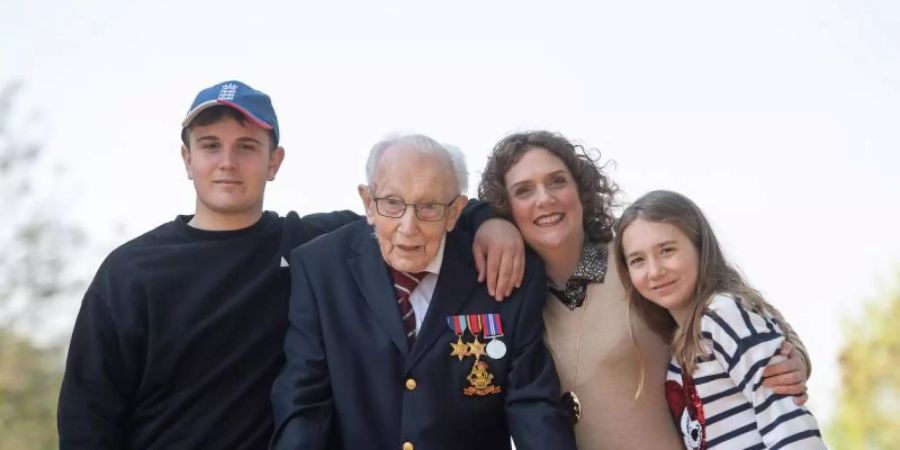 Der damals 99-jährige Captain Tom Moore (2.v.l), mit seinem Enkel Benji, seiner Tochter Hannah Ingram-Moore (2.v.r) und seiner Enkelin Georgia. Foto: Joe Giddens/PA Wire/dpa