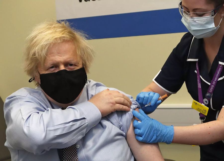 Der britische Premierminister Boris Johnson bei seiner Impfung gegen das Coronavirus.