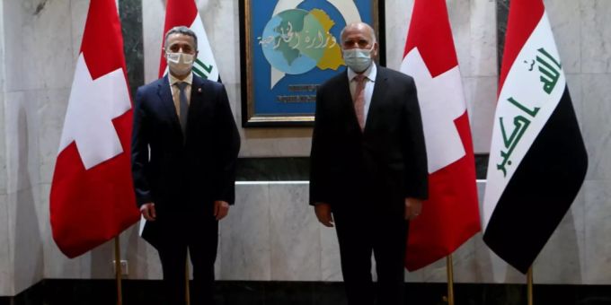 Ignazio Cassis (links) steht bei seinem Besuch im Irak neben Aussenminister Fouad Hussein. Cassis