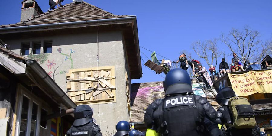 Die Polizei dringt ins Hauptquartier der Besetzer ein.