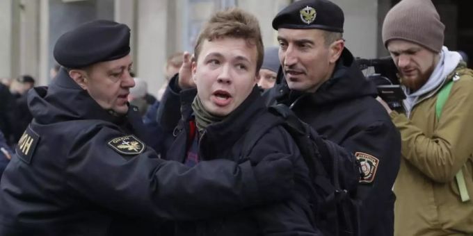 Der Journalist Roman Protassewitsch, hier bei einer Verhaftung durch belarussische Polizisten im Jahr 2017. Foto: Sergei Grits/AP/dpa belarus