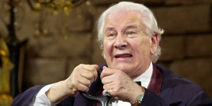 ARCHIV: Sir Peter Ustinov erzählt im Berliner Theater des Westens während seiner Geburtstagsgala «In 80 Jahren um die Welt», wie er vor zwei Jahren mit Tempo 190 geblitzt wurde. Sir Peter Ustinov