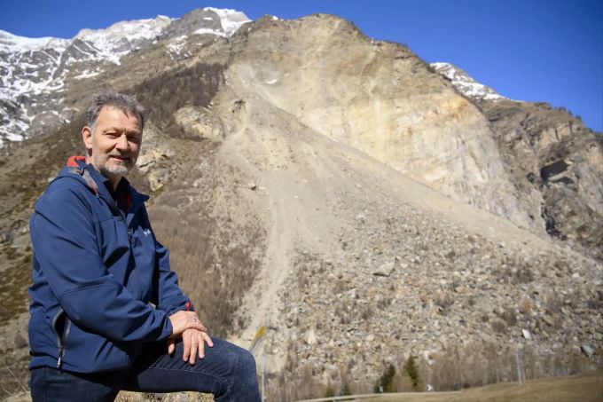 Daniel Roten vor dem Bergsturz, der sich vor 30 Jahren in Randa VS ereignet hatte. BERGSTURZ,