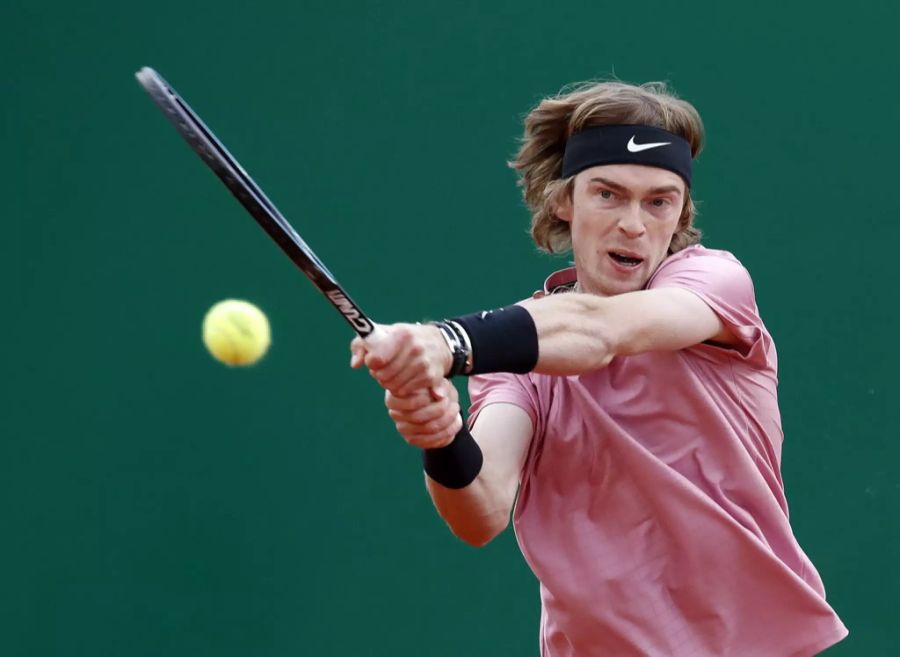 Andrei Rublev spielt den Favorit Nadal heute mit einer starken Leistung an die Wand.