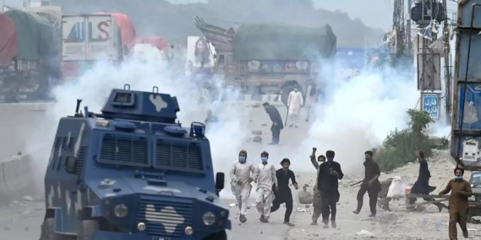 Pakistan wurde diese Woche von gewaltsamen Protesten erschüttert Pakistan wurde diese Woche von gewaltsamen Protesten erschüttert