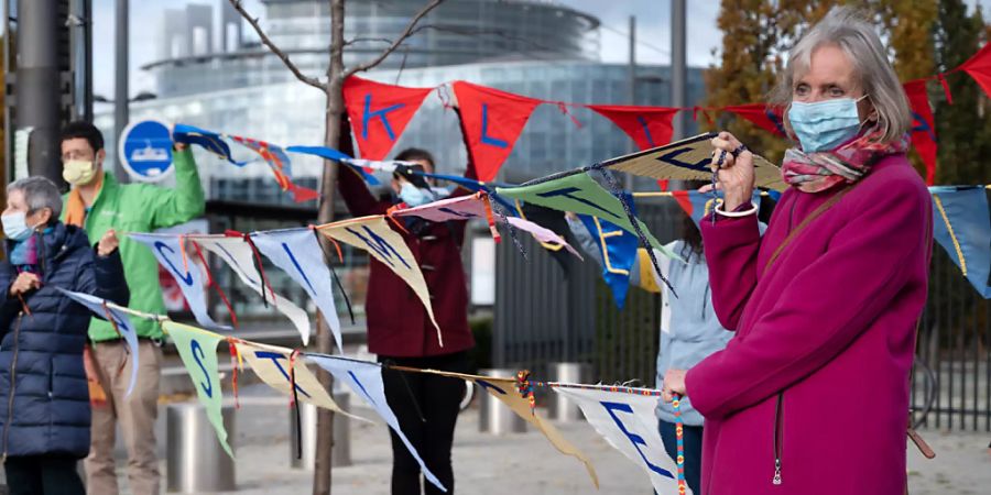 Die Co-Präsidentinnen der Klimaseniorinnen Anne Mahrer (links) und Rosmarie Wydler-Wälti (rechts) bei einer Aktion vor dem Europäischen Gerichtshof für Menschenrechte in Strassburg (F). (Archivbild)