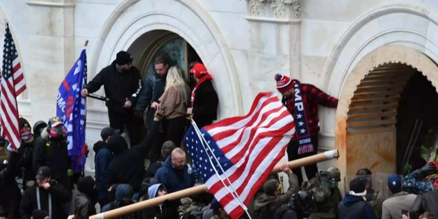 Zahlreiche Menschen waren am 6. Januar vor dem Kapitol.