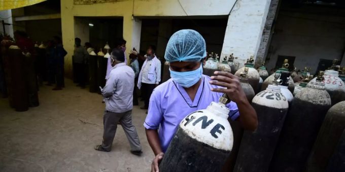 Krankenhausmitarbeiter mit Sauerstoffflasche. Indien