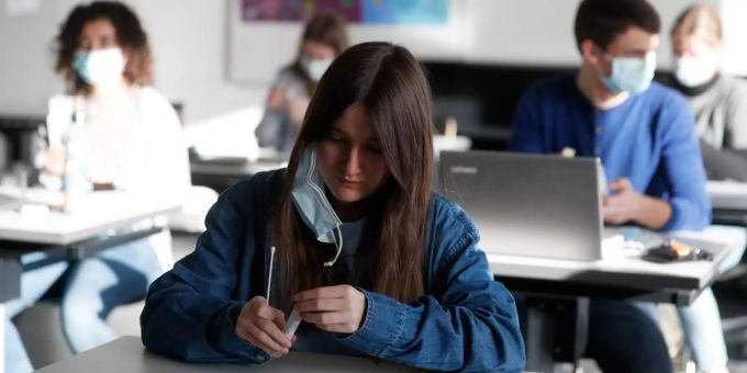 Eine Schülerin der Kantonsschule Menzingen bei einem ab heute für alle Schüler der Sekundarstufe obligatorischen PCR-Test mittels Speichelprobe. Menzingen PCR-Test